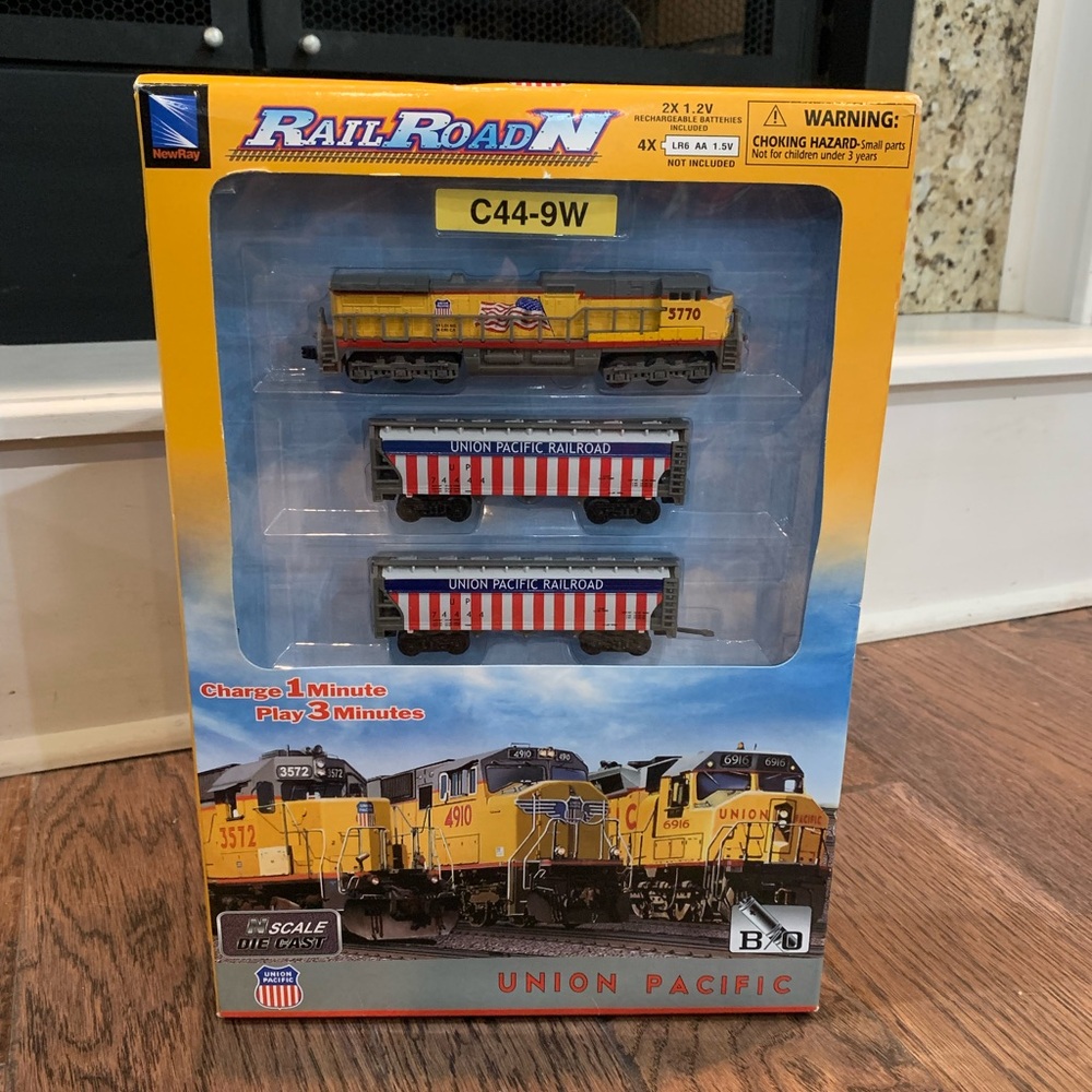 Union Pacific Rail Road N - C44-9W Locomotive & Tracks New In Box
